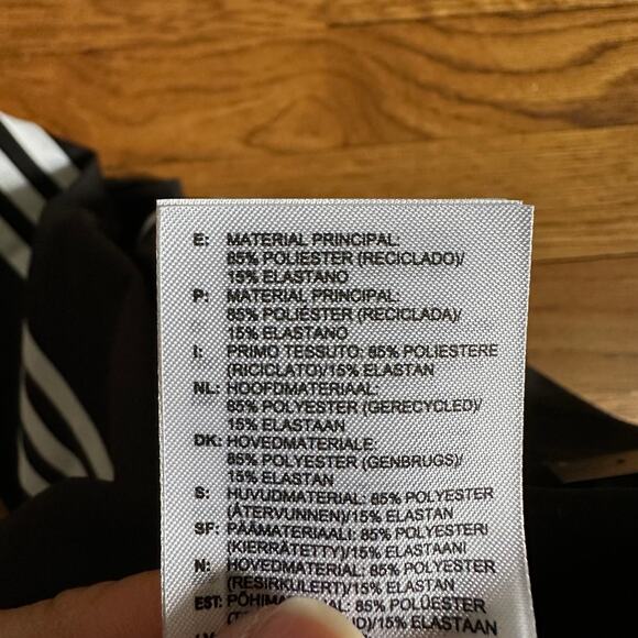 adidas Essentials 3 Stripes Bike Shorts - Picture 9 of 9